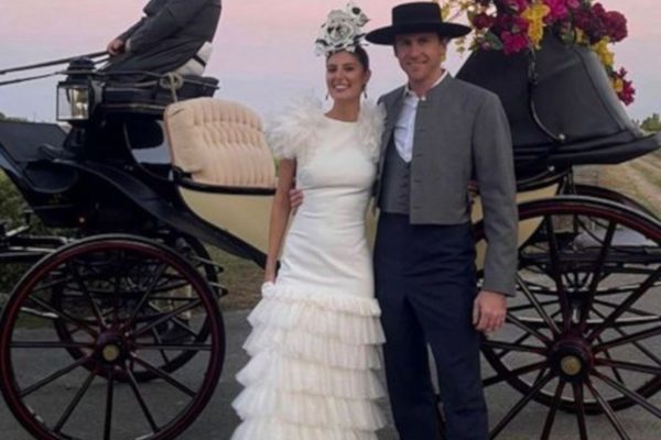 Flamenco-style wedding in a Spanish horse-drawn carriage and traditional Spanish coachman costume Boda flamenca en carruaje con caballos andaluces y traje tradicional de cochero español.