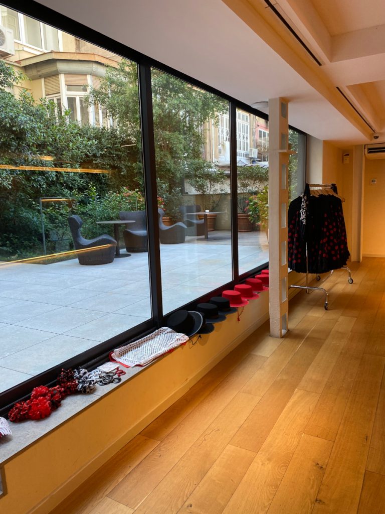 Flamenco Team Building/ Mejora la cohesión, comunicación y creatividad de tu equipo con talleres de flamenco en Barcelona y toda España. ¡Una experiencia única para tu empresa!