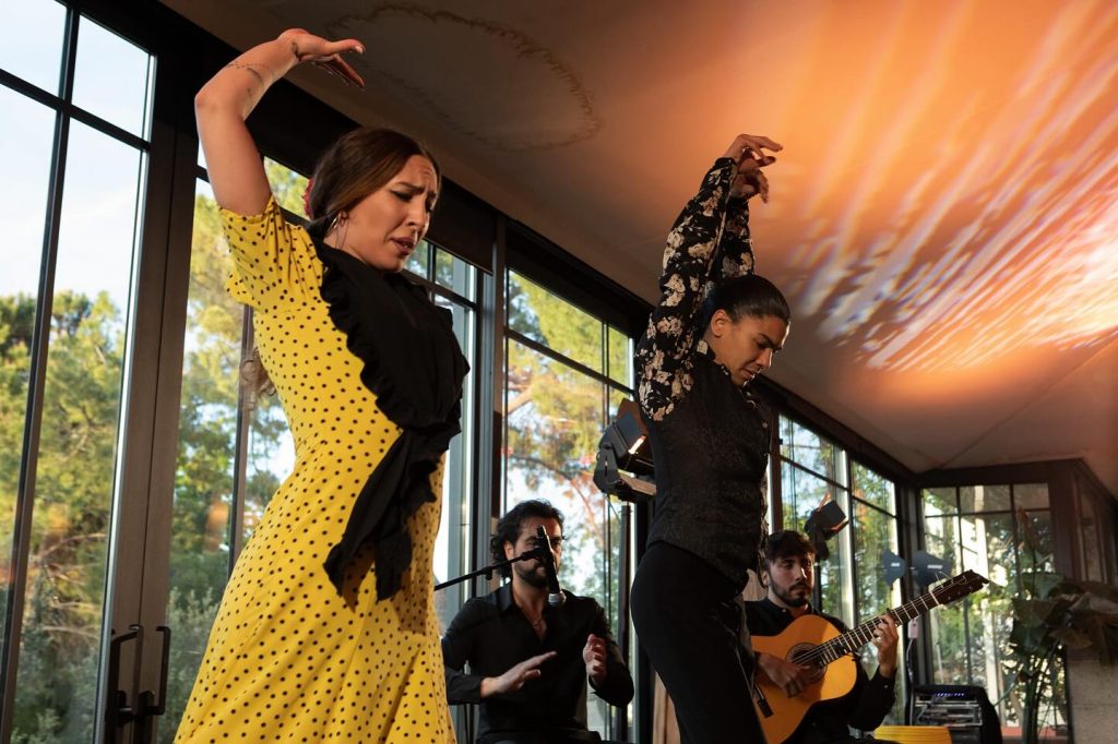 Cena de Gala para la casa de chocolates suizos Lind Espectáculo de flamenco tradicional en dos sets con cambio de vestuario compuesto por 1 guitarrista, 1 cantaor, 1percusionista, 1 bailaor y 1 bailaora