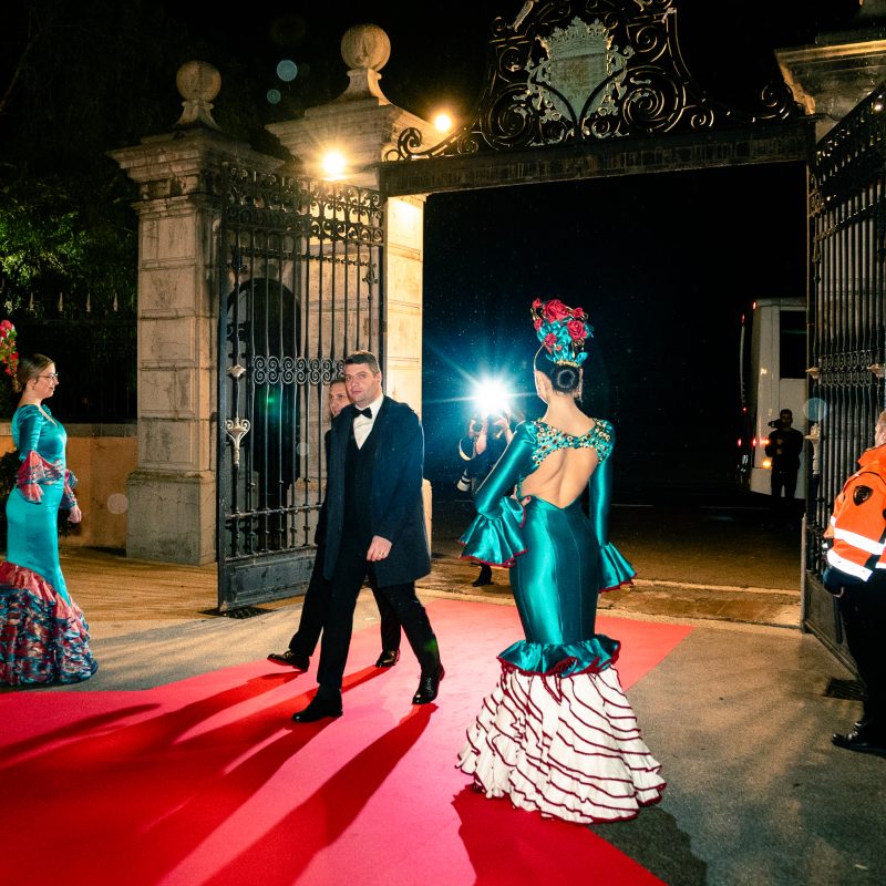 Barcelona Flamenco cuenta con servicio de alquiler de vestuario de alta costura flamenca, de las pasarelas mas famosas en moda flamenca.