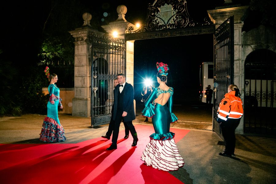 Barcelona Flamenco cuenta con servicio de alquiler de vestuario de alta costura flamenca, de las pasarelas mas famosas en moda flamenca.